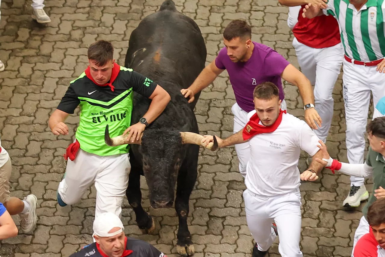 Mozos or runners take part into the first running of the bulls of Sanfermines 2025 in Estafeta street during Sanfermines festival, in Pamplona, northern Spain, 07 July 2025. Sanfermines runs until 14 July. EFE/J.P. Urdiroz
