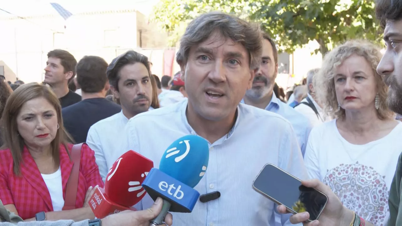 Respecto al centro para personas refugiadas proyectado por el Gobierno español para Vitoria-Gasteiz, el secretario general del PSE-EE ha emplazado al resto de formaciones a evitar la "demagogia" con estos temas, dado que "son lo suficientemente serios como para andar jugando el chalaneo político con ellos".
