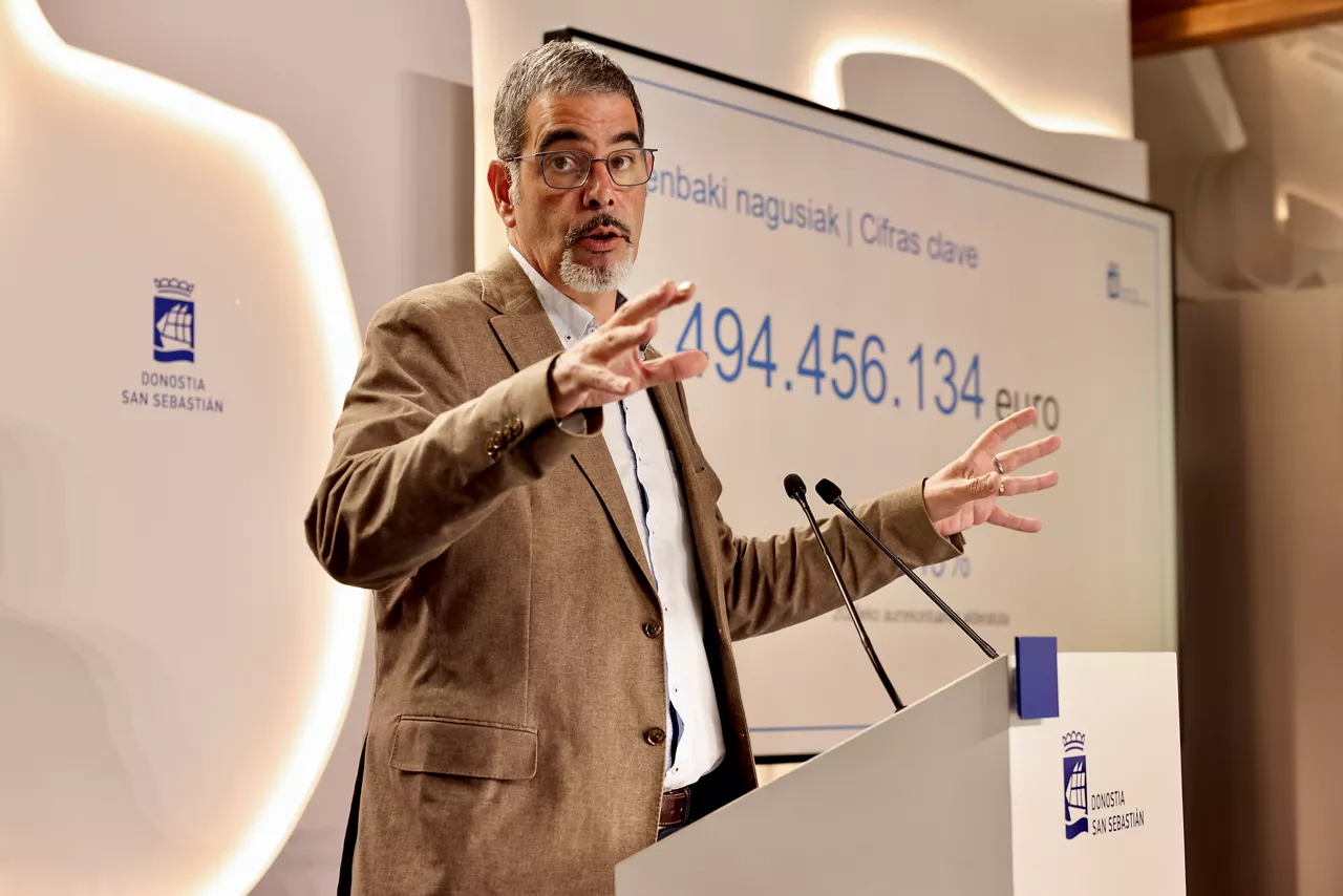 SAN SEBASTIÁN, 30/09/2025.- El alcalde de San Sebastián, Eneko Goia, ha comparecido este martes para informar de la aprobación de presupuestos para la capital guipuzcoana para 2026. EFE/ Javi Colmenero
