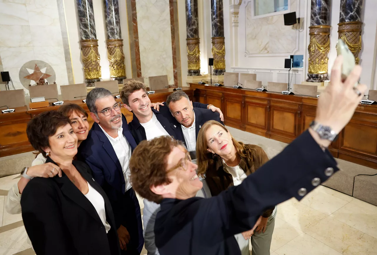 GRAFCAV4656. SAN SEBASTIÁN (ESPAÑA), 02/10/2025.- El alcalde de San Sebastián, Eneko Goia (c), se hace un selfie con sus compañeros de corporación, tras abandonar su cargo como regidor del consistorio de la capital guipuzcoana, una decisión que ha anunciado este jueves en una declaración institucional. EFE/Juan Herrero.
