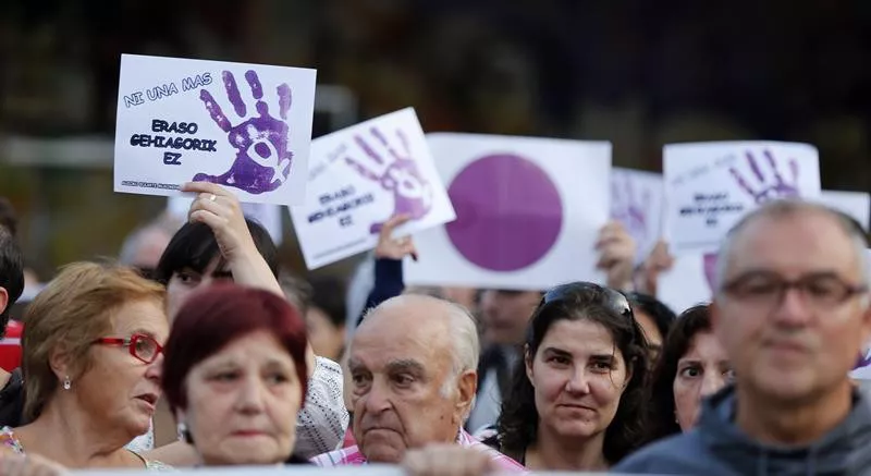 Varias personas en una concentración contra un asesinato machista.