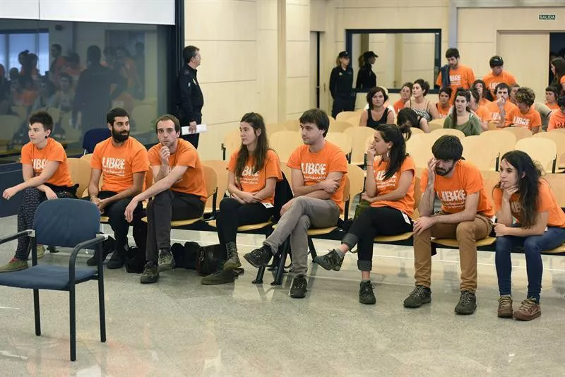 Los ocho absueltos durante el juicio. Imagen de archivo: EFE