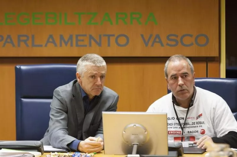 Kaltetuak elkartekoak, Eusko Legebiltzarrean. Argazkia: EFE
