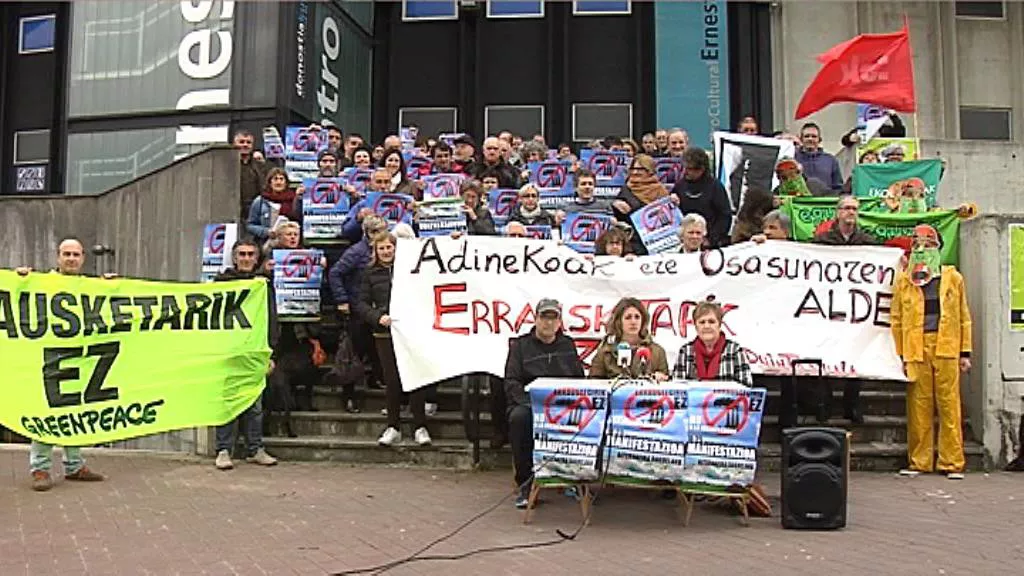 Erraustegiaren aurkako martxaren aldeko agerraldia Donostian. EiTB