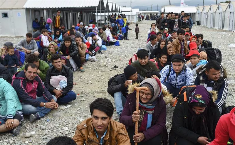 Errefuxiatuak tren baten zain, Gevgelijan (Mazedonia). Argazkia: EFE