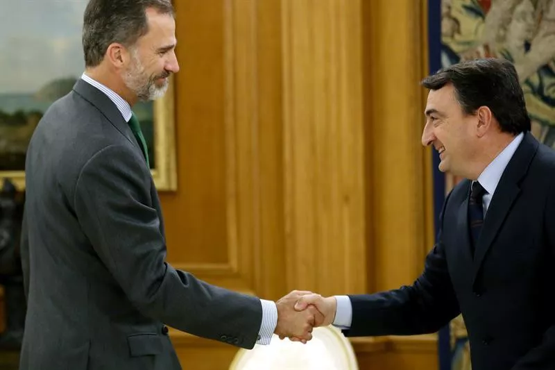Aitor Esteban (EAJ) eta Felipe VI erregearen arteko agurra. Argazkia: EFE