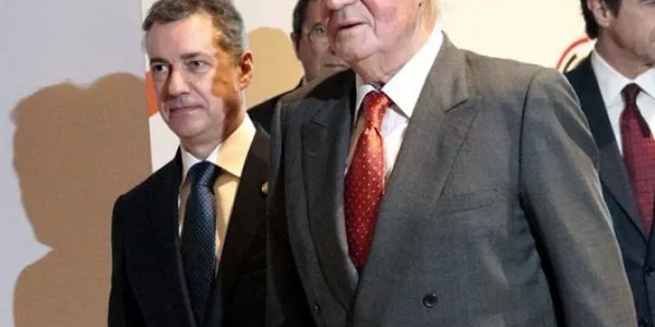 El rey, junto con el lehendakari y Christine Lagarde (FMI), durante la inauguración del foro. EFE