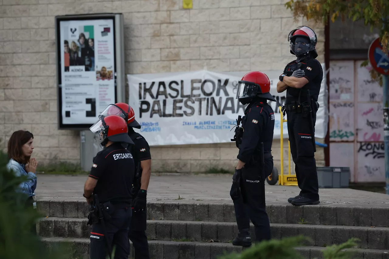 LEIOA (IZKAIA), 15/10/2025.- Incidentes con cruce y quema de contenedores en el campus de Leioa de la UPV/EHU con motivo de la jornada d ehuelga por Palestina. EFE/ Miguel Toña
