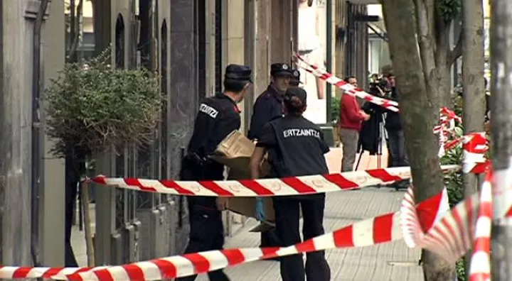 Ertzaintzako zenbait agente, hilketa baten inguruko ikerketa egiten. Argazkia: EiTB.