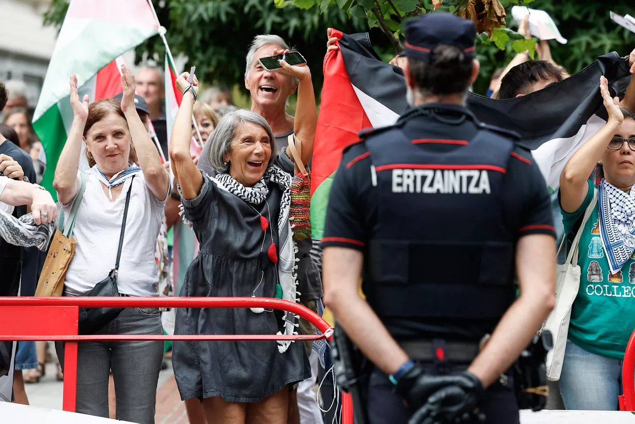 BILBAO, 03/09/2025.- La iniciativa Gernika Palestina ha invadido este miércoles un tramo de la Gran Vía de Bilbao al paso de la Vuelta ciclista por la capital vizcaína en protesta por la participación del equipo Israel Premier Tech y en apoyo a Palestina por lo que ha tenido que intervenir la Ertzaintza y modificar la línea de meta. En la imagen, el público asistente pro-palestista celebra que finalmente la carrea no pasa por la línea de meta inicial. EFE/Miguel Toña
