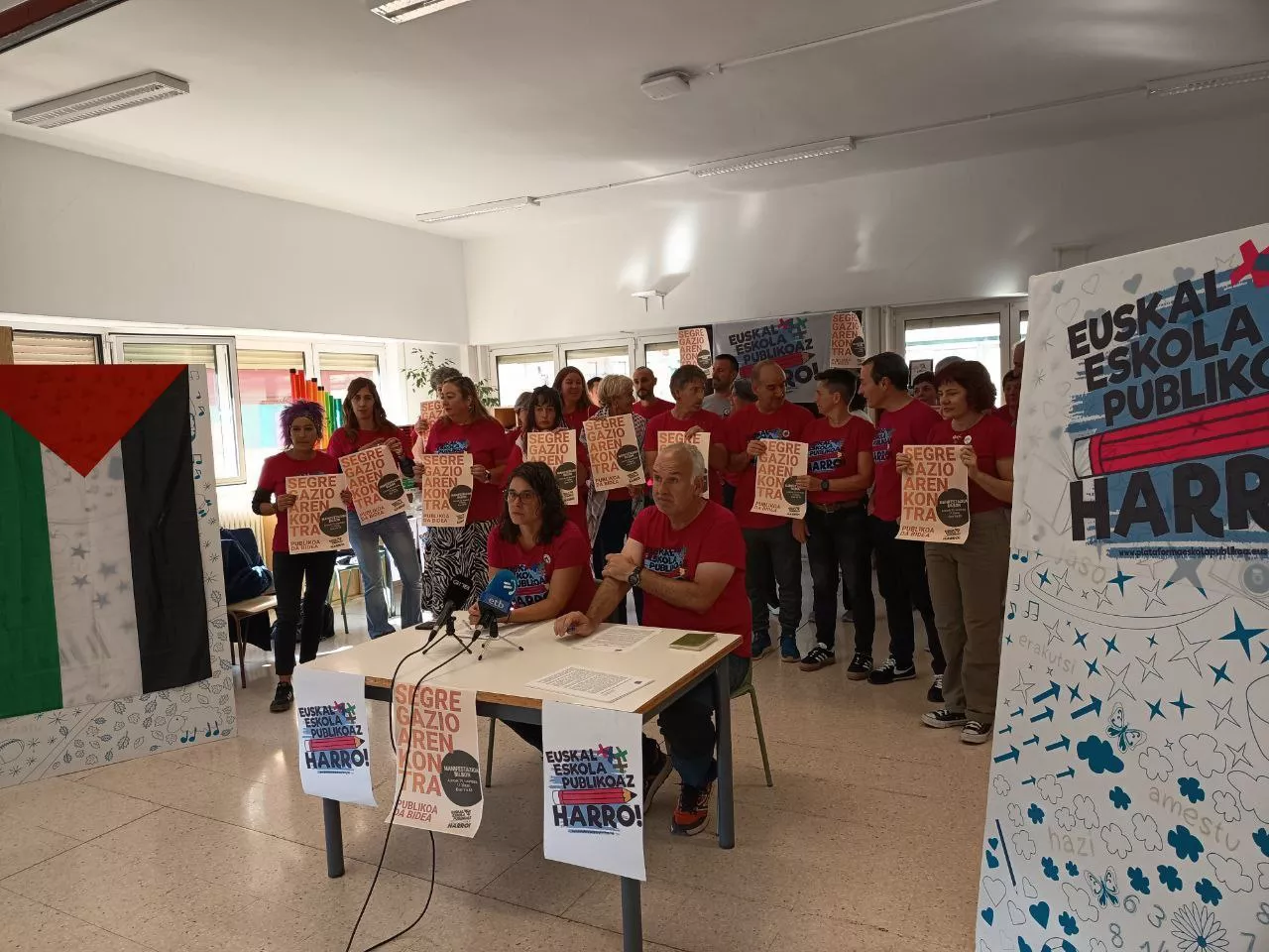 Euskal Eskola Publikoaz Harro Topaguneko kideen agerraldia Ordizian