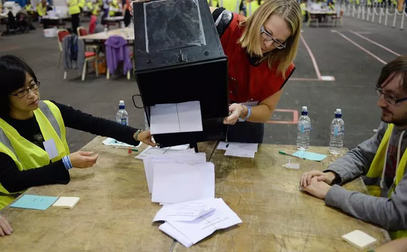 Recuento de votos, en el referéndum de 2014. Foto: EFE.