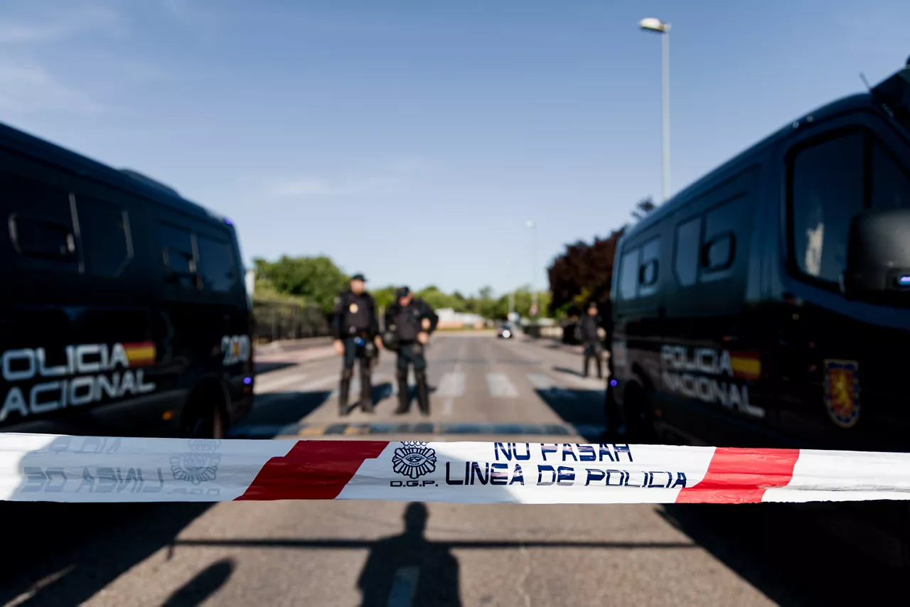 (Foto de ARCHIVO)

La Policía Nacional acordona el  Centro de Acogida de Emergencia y Derivación de Inmigrantes (CAED) ante la posible concentración para pedir su cierre, a 19 de julio de 2025, en Alcalá de Henares, Madrid (España). La concentración se produce a raíz de la violación sufrida por una joven de 21 años en las inmediaciones del CAED el pasado 28 de mayo. En los días posteriores al suceso también se llevaron a cabo dos concentraciones en las que participaron grupos de ideología ultraderechista, donde se escucharon cánticos franquistas y a favor de deportaciones masivas de migrantes.



Carlos Luján / Europa Press

19/7/2025