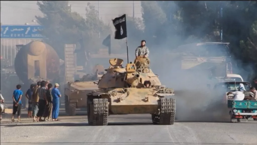 Miembros del Estado Islámico, sobre vehículos blindados. Foto: EiTB
