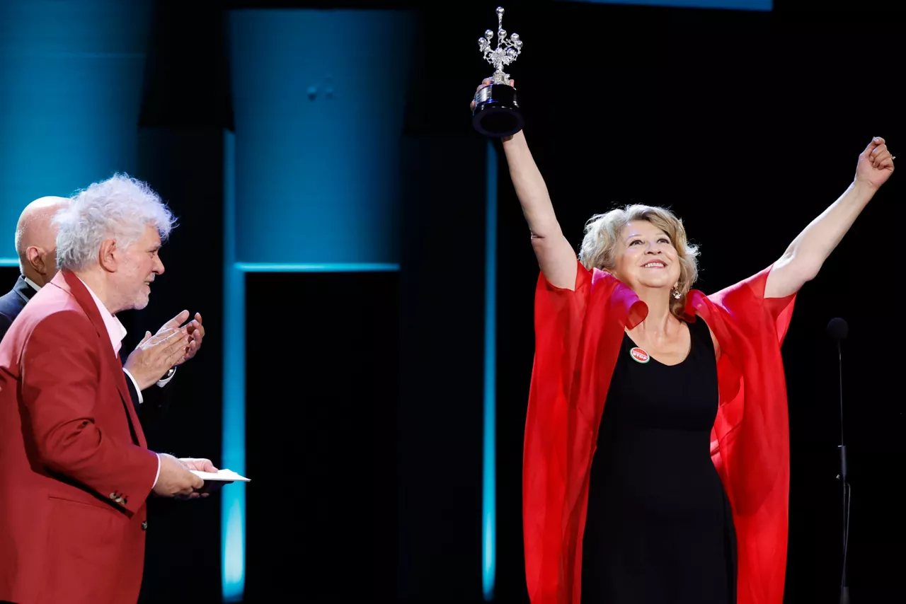 SAN SEBASTIÁN, 19/09/2025.- La productora Esther García recibe el premio Donostia de manos del director Pedro Almodóvar en la gala inaugural del 73 Festival Internacional de Cine de San Sebastián. EFE/Juan Herrero

