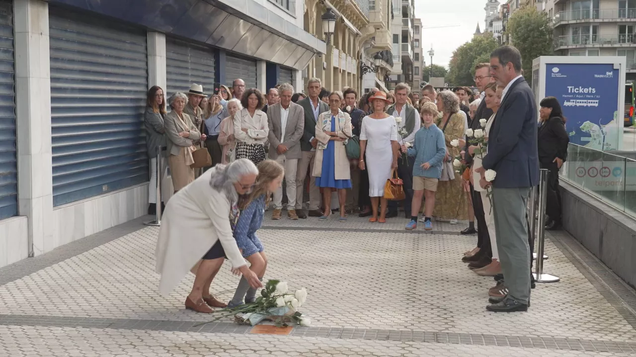 San Sebastián coloca una placa en memoria de Diego Fernández-Montes, víctima de ETA en 1978