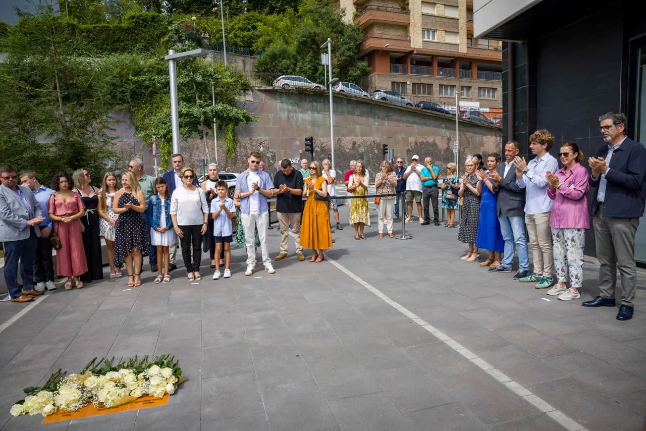 SAN SEBASTIÁN, 05/07/2025.- El alcalde de San Sebastián, Eneko Goia (d), y la corporación municipal han participado este sábado en la colocación tres nuevas placas en memoria de sendos policías nacionales asesinados por ETA en un acto al que han acudido familiares de las víctimas. EFE/Javier Etxezarreta
