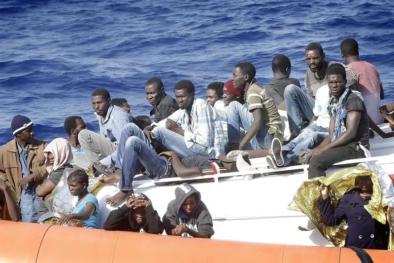 4.000 etorkinetik gora erreskatatu dituzte Italiako kostazainek azken orduetan. Argazkia: EFE