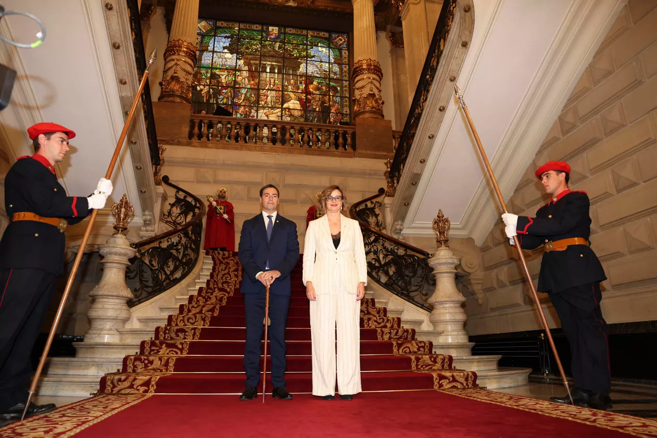 GRAFCAV910. BILBAO, 24/07/2025.-La diputada general, Elisabete Etxanobe, recibe al lehendakari, Imanol Pradales, este jueves donde la Diputación Foral de Bizkaia ofrece la tradicional recepción de San Ignacio. EFE/Luis Tejido
