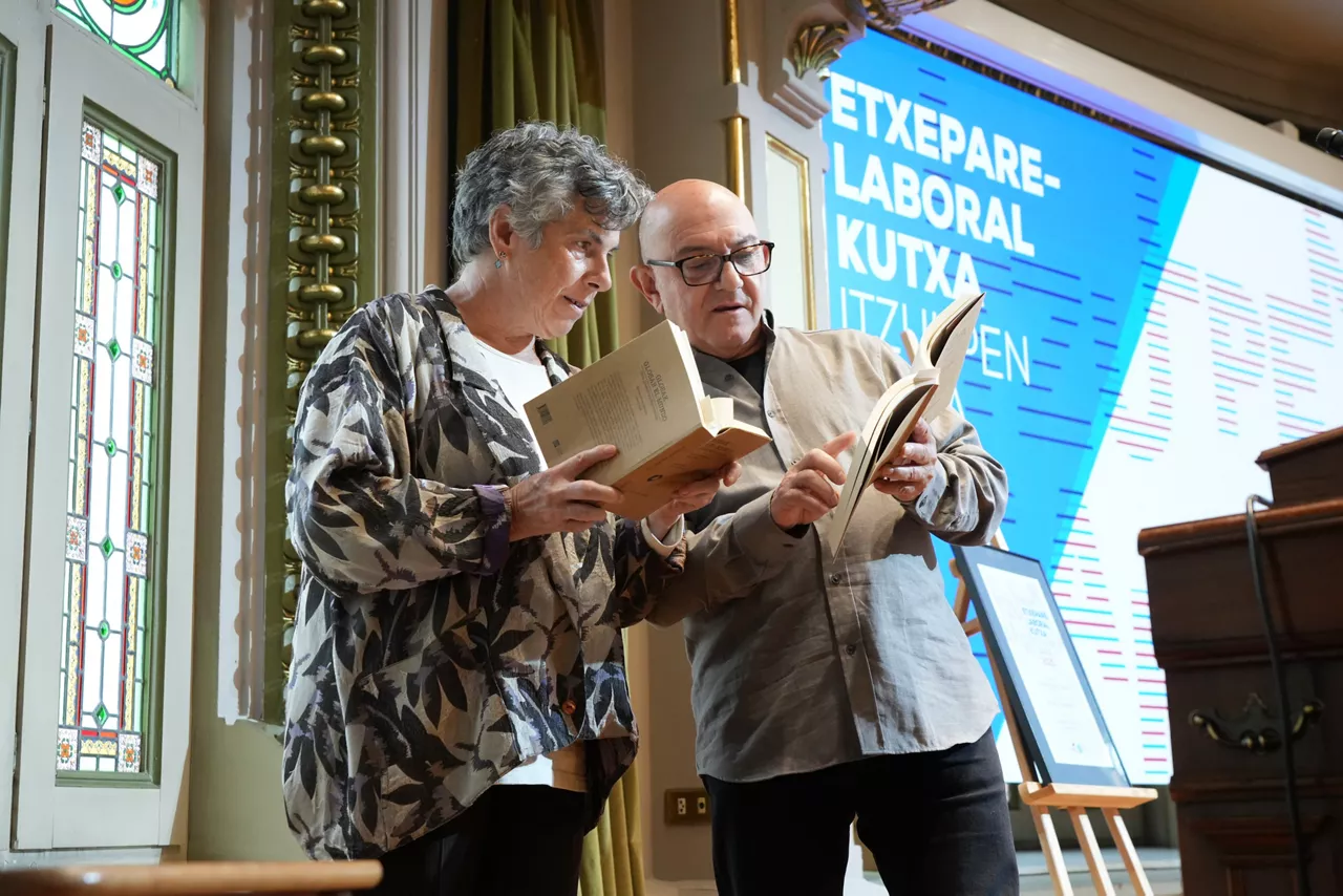 Etxepare–Laboral Kutxa Itzulpen Saria 2025. Ezkerretik eskuinera: Tere Irastortza (idazlea), Manel Rodríguez-Castelló (itzultzailea)