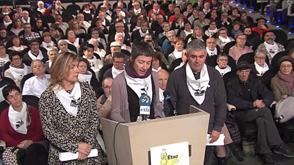 Representantes de Etxerat, hoy, en Leioa. Foto: EiTB.