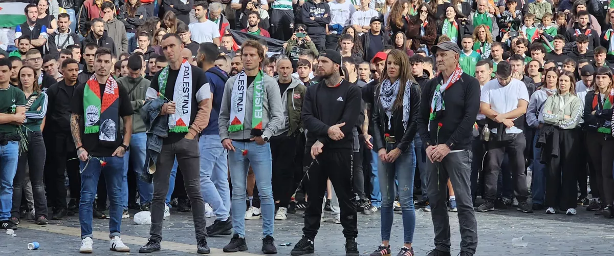 Palestinarekin Elkartasunak deituta, hildako Palestinako kirolariak omendu dituzte Arriagan.