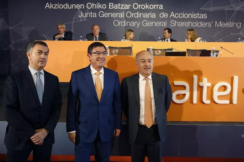 Alberto García Erauzkin, entre José Ángel Corres y Javier Allende