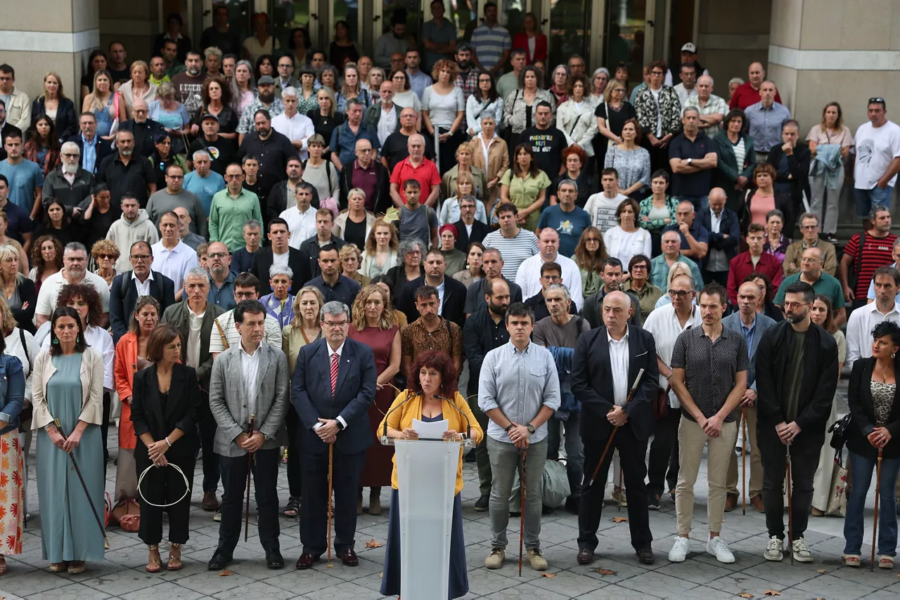 GRAFCAV885. BILBAO, 24/07/2025.- Alcaldes y alcaldesas, representantes municipales y personalidades del ámbito del euskera de Álava, Bizkaia y Gipuzkoa, ante el TSJPV en la capital vizcaína, donde denuncian la sentencia del Tribunal Supremo sobre el uso del euskera en las instituciones locales.EFE/Luis Tejido
