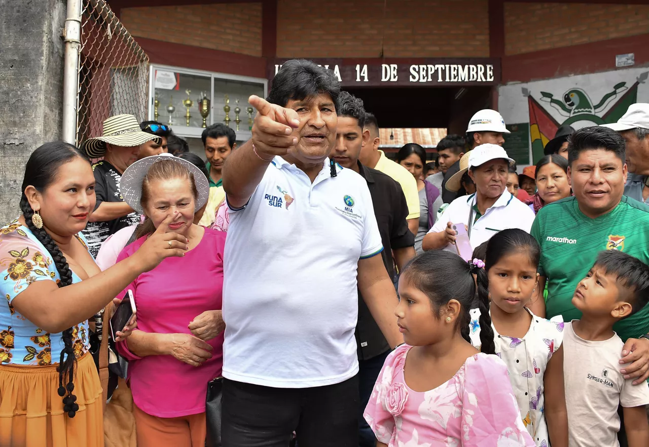 AME9655. VILLA TUNARI (BOLIVIA), 19/10/2025.- El expresidente de Bolivia Evo Morales (2006-2019) camina con seguidores luego votar este domingo, en la segunda vuelta presidencial en Villa Tunari (Bolivia). Morales votó en la inédita segunda vuelta presidencial en Bolivia desde su bastión político y sindical en el Trópico de Cochabamba (centro) y afirmó que ninguno de los candidatos "representa al movimiento popular ni indígena". EFE/Jorge Abrego
