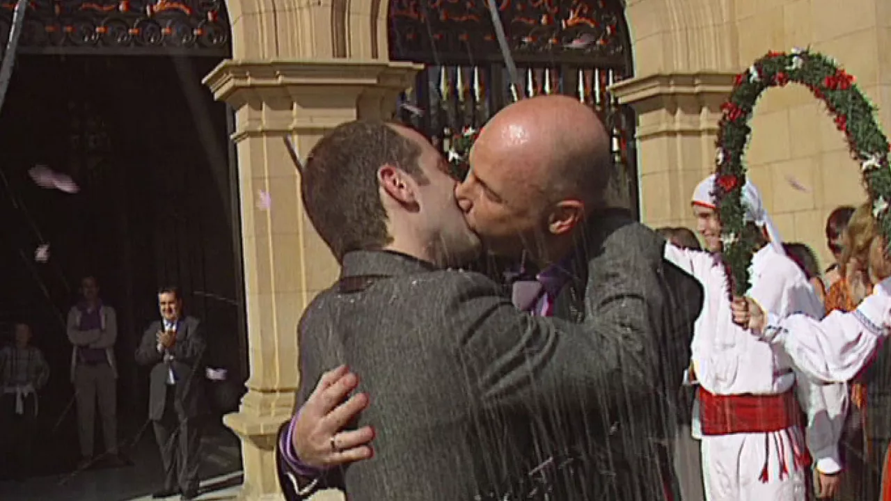 Bi gizon ezkondu berrita. Artxiboko irudia