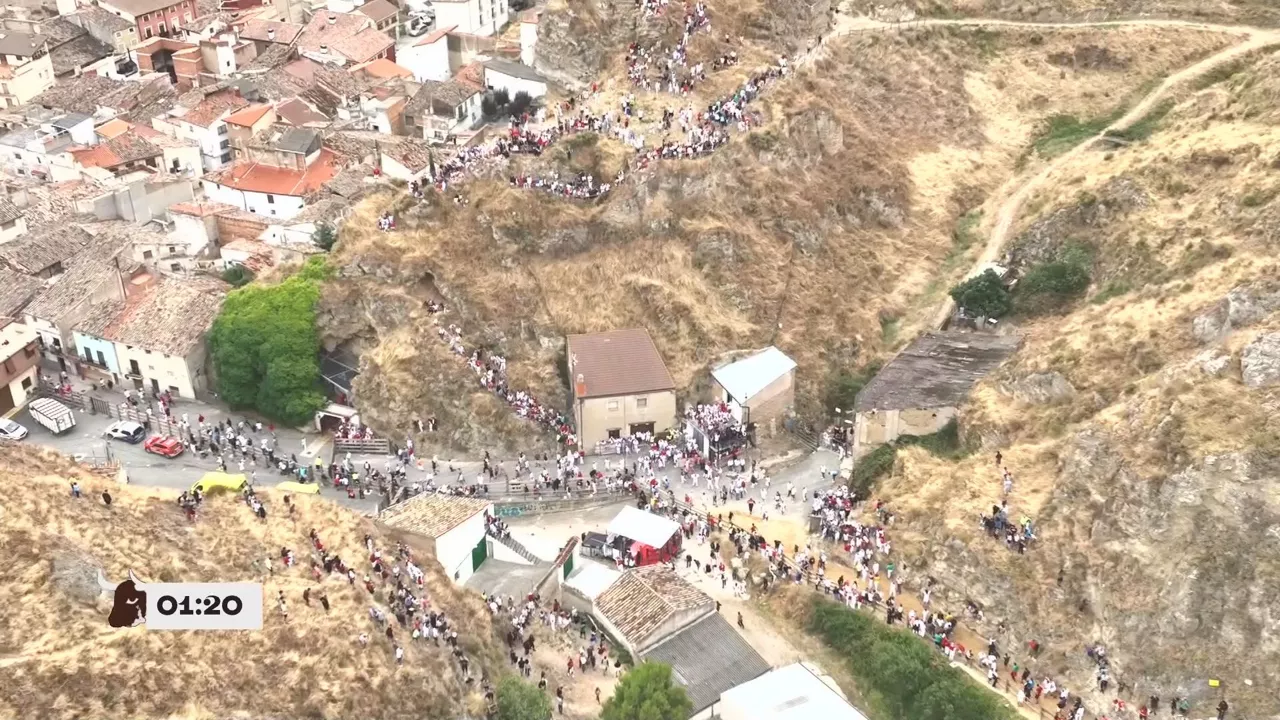 La ganadería de Teodoro Vergara ha protagonizado este emocionante y peligroso tercer encierro, con una vaca que ha quedado rezagada tras salirse del recorrido, pero sin llegar a caer por la ladera. Algunos corredores se han caído en el recorrido, pero ninguno ha sufrido heridas de consideración.