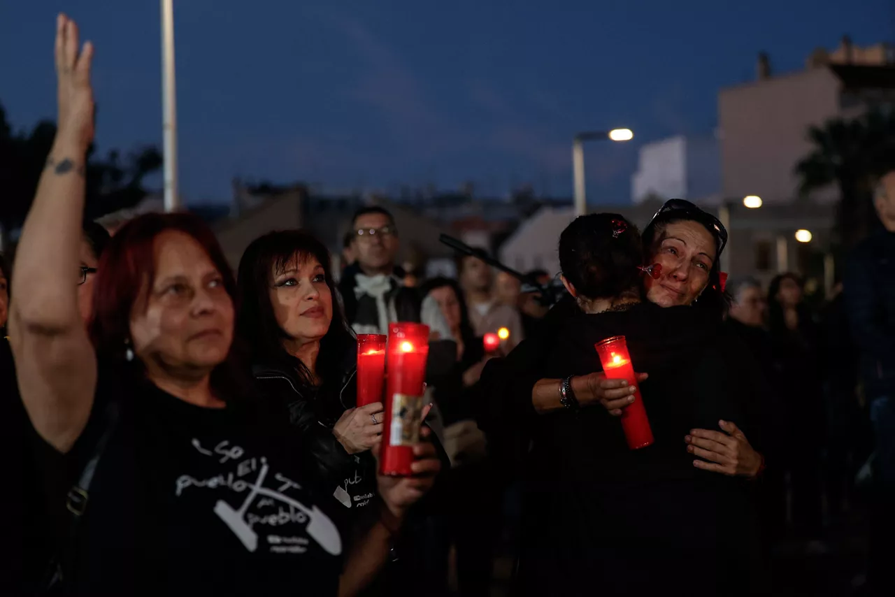 GRAFCVA095. PAIPORTA (VALENCIA), 26/10/2025.- Numerosos vecinos de Paiporta ha acudido esta tarde de domingo hasta el barranco del Poyo convocados po2 la Plataforma del Voluntariat de la Comunitat Valenciana para realizar un homenaje con velas a las victimas de la dana. EFE/Manuel Bruque
