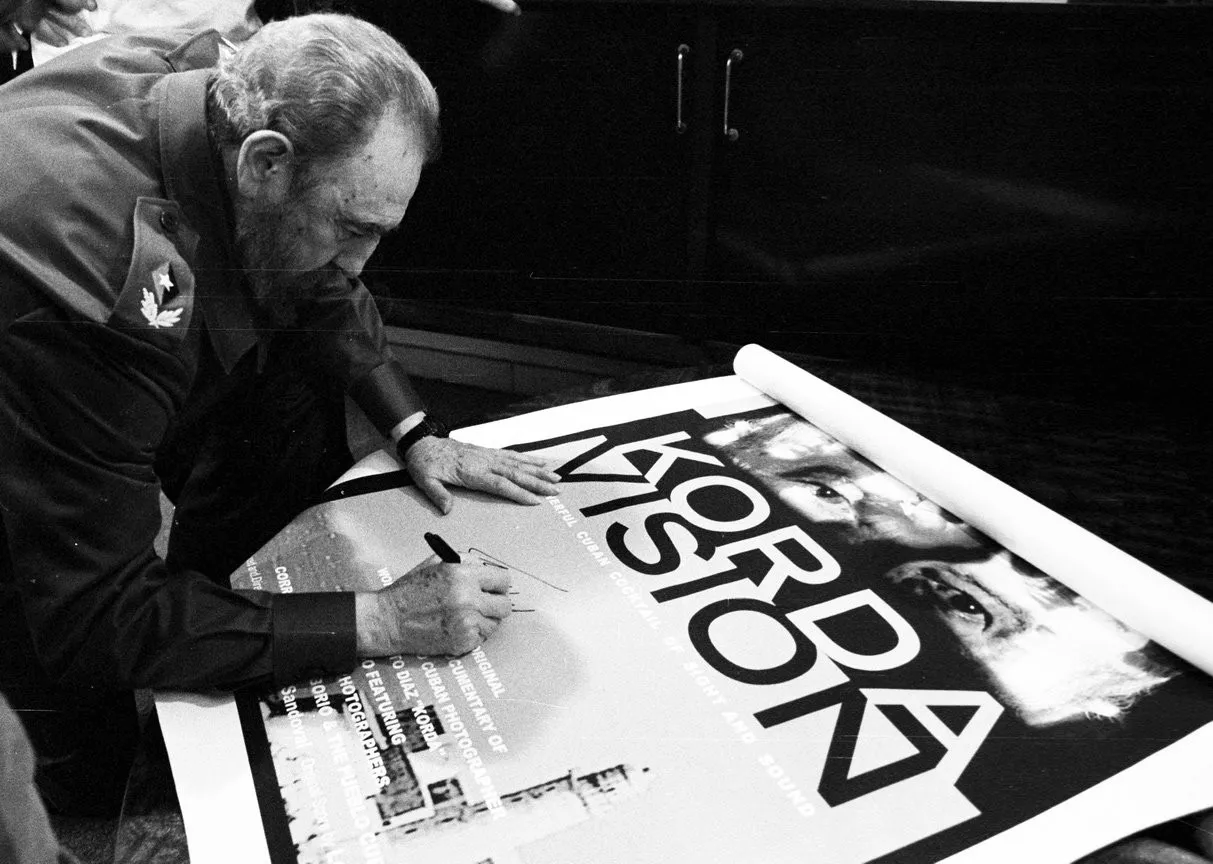 Fidel Castro firma un póster del documental 'Kordavisión'. Foto: Cubadebate.