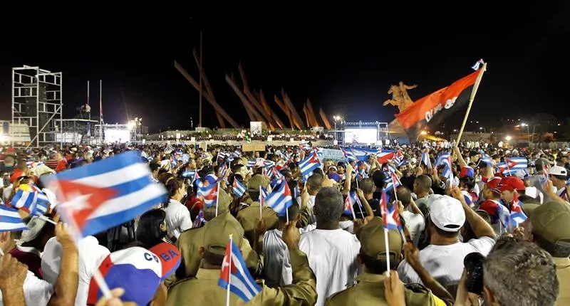 Miles de personas despiden a Fidel Castro en Santiago de Cuba. Foto: EFE