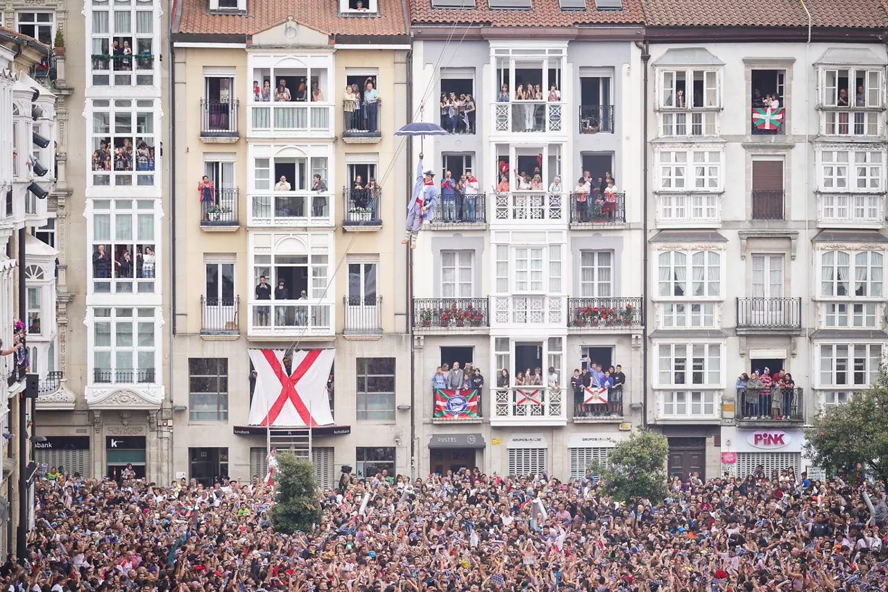 (Foto de ARCHIVO)

Bajada del Celedón el día en el que empiezan las fiestas de la Virgen Blanca, en la Plaza de la Virgen Blanca, a 4 de agosto, en Vitoria-Gasteiz, Álava, Euskadi (España). Las fiestas de Vitoria en honor a la Virgen Blanca comienzan hoy con la bajada del celedón y el tradicional chupinazo y se alargan el 9 de agosto. Mañana, es el día grande de las fiestas, en el que tiene lugar la ofrenda floral y Aurresku de honor a la Virgen Blanca por las cuadrillas de Blusas y Neskas. Además, hay comparsas de gigantes y cabezudos, conciertos de la banda de música de la corporación municipal y otras actividades, como suelta de vaquillas o campeonato de bolo alavés.



Iñaki Berasaluce / Europa Press

04 AGOSTO 2023;VITORIA GASTEIZ;FIESTAS DE LA VIRGEN BLANCA;VITORIA;CELEDÓN

04/8/2023