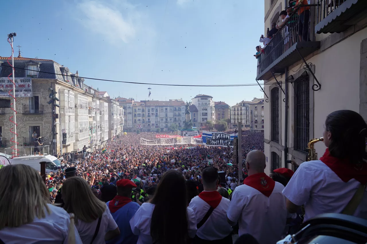 (Foto de ARCHIVO)

Cientos de personas observan la bajada del celedon durante el inicio de las fiestas de ‘La Blanca’, a 4 de agosto de 2024, en Vitoria-Gasteiz, Álava, País Vasco (España).  Las fiestas de Vitoria en honor a la Virgen Blanca comienzan hoy, 4 de agosto, con la bajada del celedón y el tradicional chupinazo y se alargan hasta el 9 de agosto. Mañana, es el día grande de las fiestas, en el que tiene lugar la ofrenda floral y Aurresku de honor a la Virgen Blanca por las cuadrillas de Blusas y Neskas. Además, hay comparsas de gigantes y cabezudos, conciertos de la banda de música de la corporación municipal y otras actividades, como suelta de vaquillas o campeonato de bolo alavés.



Iñaki Berasaluce / Europa Press

04 AGOSTO 2024;FIESTAS;FESTIVIDADES;LA BLANCA;VIRGEN;VITORIA;EUSKADI

04/8/2024