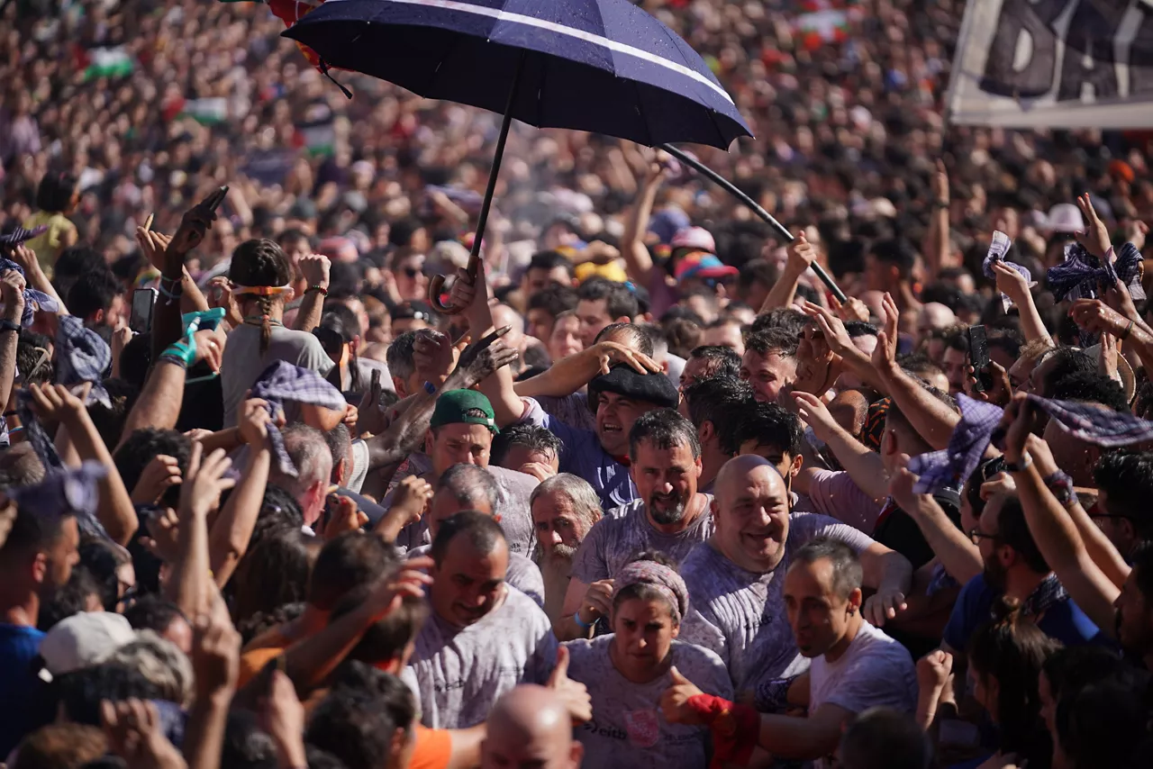 (Foto de ARCHIVO)

Bajada del celedon durante el inicio de las fiestas de ‘La Blanca’, a 4 de agosto de 2024, en Vitoria-Gasteiz, Álava, País Vasco (España).  Las fiestas de Vitoria en honor a la Virgen Blanca comienzan hoy, 4 de agosto, con la bajada del celedón y el tradicional chupinazo y se alargan hasta el 9 de agosto. Mañana, es el día grande de las fiestas, en el que tiene lugar la ofrenda floral y Aurresku de honor a la Virgen Blanca por las cuadrillas de Blusas y Neskas. Además, hay comparsas de gigantes y cabezudos, conciertos de la banda de música de la corporación municipal y otras actividades, como suelta de vaquillas o campeonato de bolo alavés.



Iñaki Berasaluce / Europa Press

04 AGOSTO 2024;FIESTAS;FESTIVIDADES;LA BLANCA;VIRGEN;VITORIA;EUSKADI

04/8/2024