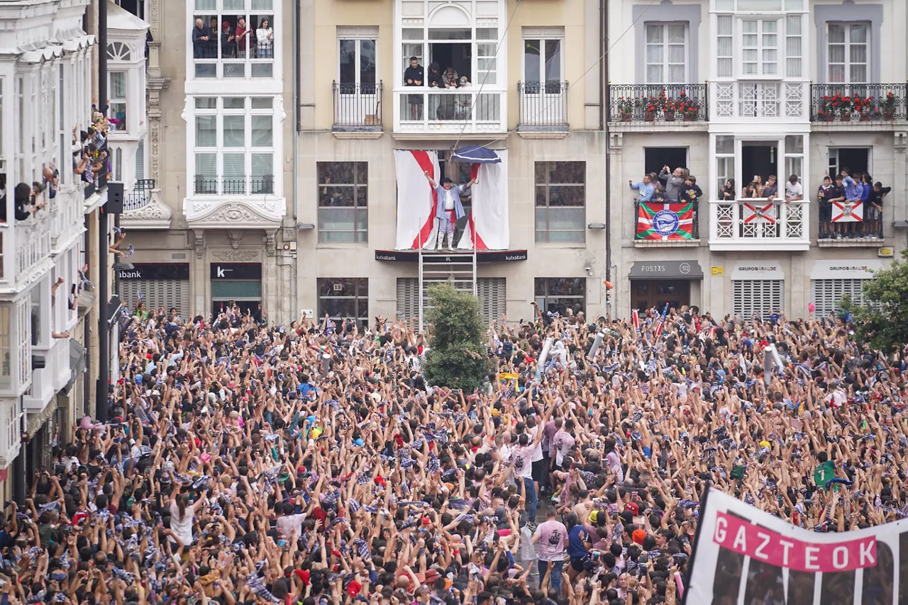 (Foto de ARCHIVO)

Bajada del Celedón el día en el que empiezan las fiestas de la Virgen Blanca, en la Plaza de la Virgen Blanca, a 4 de agosto, en Vitoria-Gasteiz, Álava, Euskadi (España). Las fiestas de Vitoria en honor a la Virgen Blanca comienzan hoy con la bajada del celedón y el tradicional chupinazo y se alargan el 9 de agosto. Mañana, es el día grande de las fiestas, en el que tiene lugar la ofrenda floral y Aurresku de honor a la Virgen Blanca por las cuadrillas de Blusas y Neskas. Además, hay comparsas de gigantes y cabezudos, conciertos de la banda de música de la corporación municipal y otras actividades, como suelta de vaquillas o campeonato de bolo alavés.



Iñaki Berasaluce / Europa Press

04 AGOSTO 2023;VITORIA GASTEIZ;FIESTAS DE LA VIRGEN BLANCA;VITORIA;CELEDÓN

04/8/2023