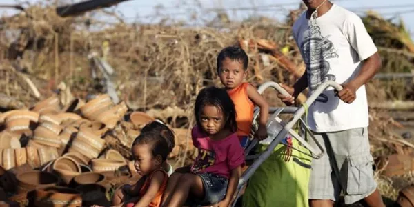 Haiyan tifoiak Filipina uharteak suntsitu ditu. Argazkia: EFE.