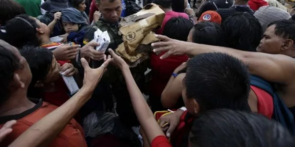 El tifón Haiyan azota las islas Filipinas. Foto: EFE.