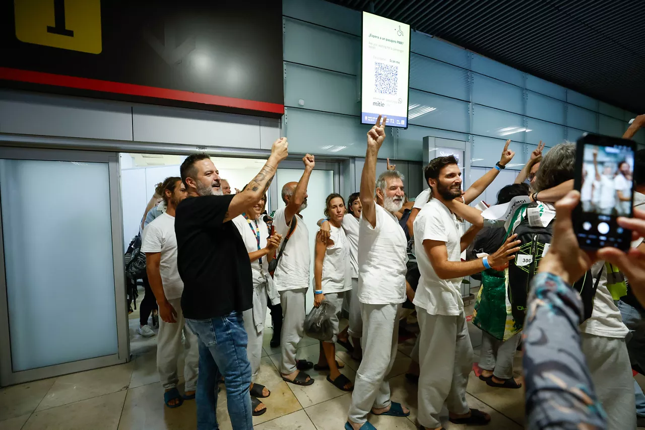 MADRID, 05/10/2025.- Llegada de los 21 activistas españoles que formaban parte de la Flotilla Global Sumud retenidos por Israel, procedentes de Tel Aviv, este domingo en el aeropuerto Adolfo Suárez Madrid Barajas. EFE/Javier Lizón
