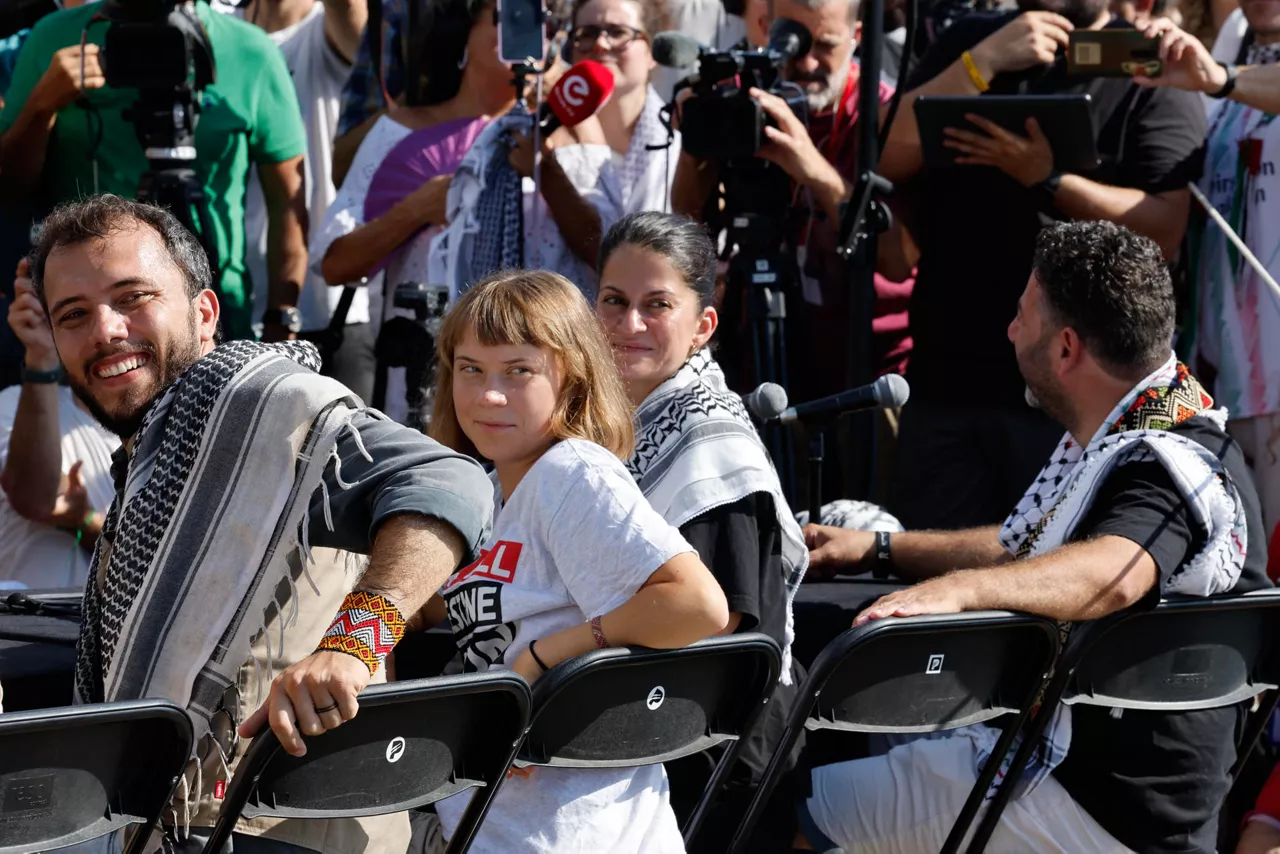 Greta Thunberg eta Global Sumud flotillako antolatzaileak, gaur goizean, Bartzelonan. Argazkia: EFEorganizada por la flotilla Global Sumud dentro de los actos organizados antes de la salida de la Flotilla Global Sumud este domingo desde Barcelona y con destino a Gaza, en una acción solidaria con el pueblo palestino en la que participan entidades de 44 países. EFE/ Toni Albir