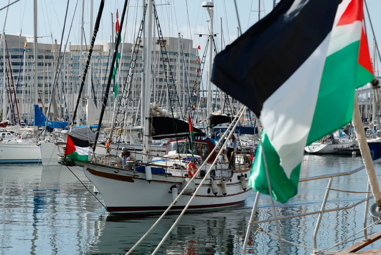 BARCELONA, 31/08/2025.- Uno de los barcos de la flotilla llega al puerto este domingo en Barcelona. La flotilla Global Sumud sale este domingo desde Barcelona y con destino a Gaza, en una acción solidaria con el pueblo palestino en la que participan entidades de 44 países. EFE/ Toni Albir
