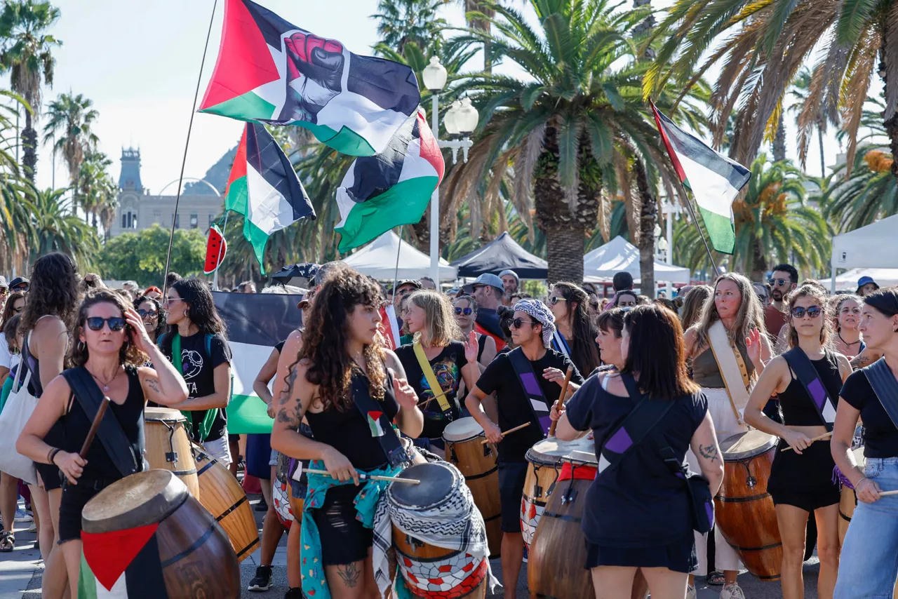 BARCELONA, 29/08/2025.- La ciudad de Barcelona empieza este viernes tres días de actividades, conciertos y charlas para apoyar a la Global Sumud Flotilla, que partirá el próximo domingo desde la capital hacia la Franja de Gaza con personalidades reconocidas, para intentar abrir un corredor humanitario. En la imagen, comparsa de Candombe, Mujeres y Disidencias Feminista. EFE/ Toni Albir

