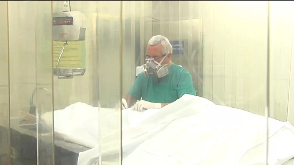 Médico forense trabajando.