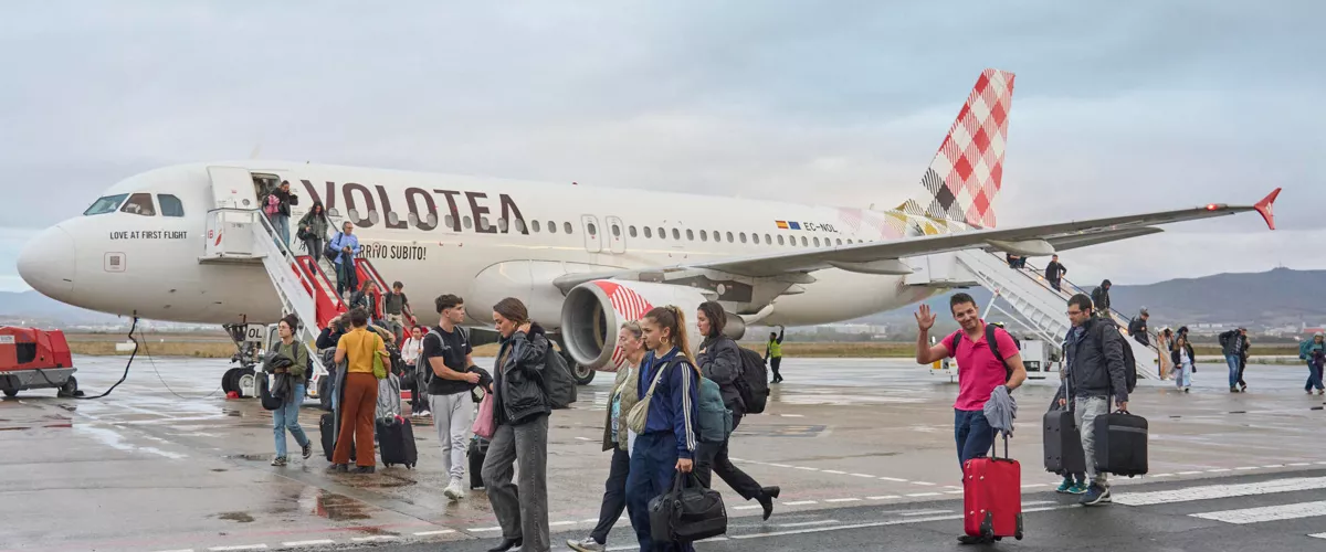 VITORIA, 06/11/2025.- Volotea presenta las nuevas rutas desde el aeropuerto de Foronda a Barcelona y Madrid. Asisten la delegada del Gobierno, Marisol Garmendia; el diputado general de Álava, Ramiro González; la alcaldesa de Vitoria, Maider Etxebarria, y el jefe de estrategia de Volotea, Gabriel Schmilovich. EFE / L. Rico
