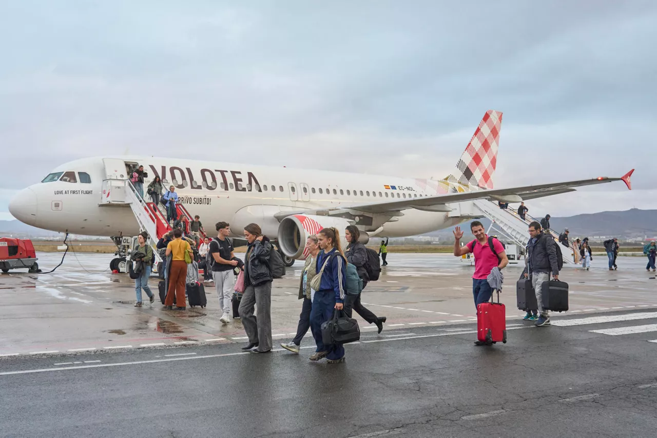 VITORIA, 06/11/2025.- Volotea presenta las nuevas rutas desde el aeropuerto de Foronda a Barcelona y Madrid. Asisten la delegada del Gobierno, Marisol Garmendia; el diputado general de Álava, Ramiro González; la alcaldesa de Vitoria, Maider Etxebarria, y el jefe de estrategia de Volotea, Gabriel Schmilovich. EFE / L. Rico
