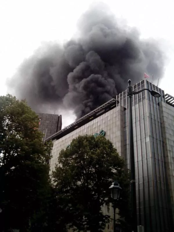 El fuego se ha declarado en la azotea del edificio. Foto:  @JoelChevas