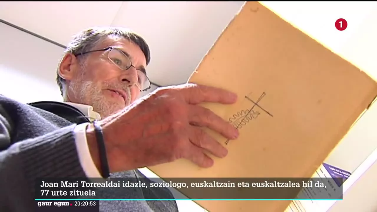Euskaltzain, soziologo, kazetari eta idazle izandakoa gaixotasun luze baten ondorioz hil da, 77 urte zituela.