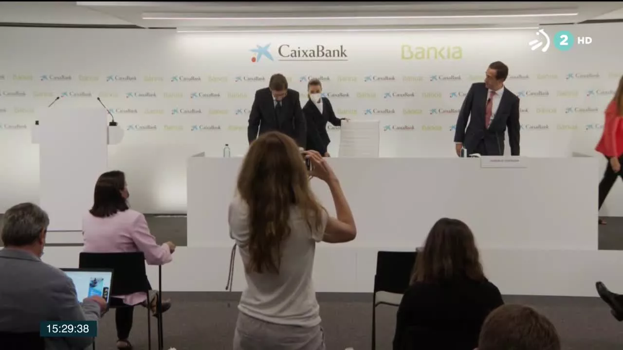 Video: La fusión de CaixaBank y Bankia traerá una reducción de ...